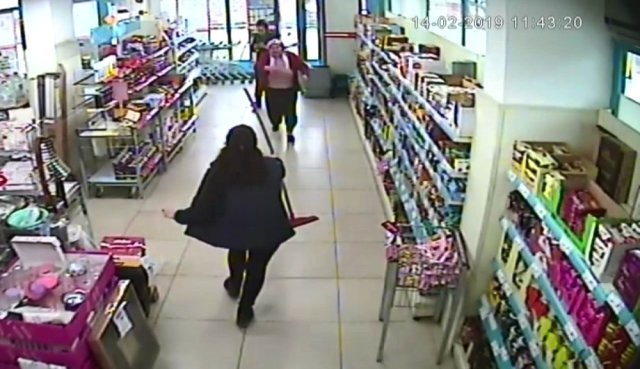 Mağazanı soymağa çalışan 25 yaşlı gənci süpürgə ilə qovdu - FOTOLAR