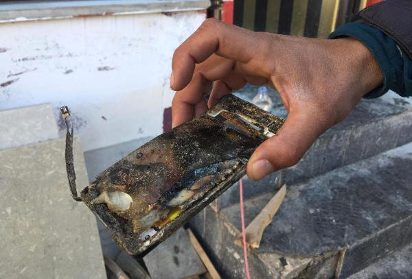 Enerji yığmaq üçün telefonunu elektrikə taxdı, faciə baş verdi - FOTOLAR