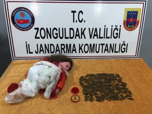 Polis əməliyyat keçirdi: Gəlinciyin içərisindən çıxanlar şok etdi - FOTO