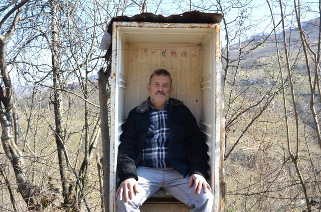 Avtobus gözləyən zaman qızı üşüməsin deyə görün nə etdi - Atadan maraqlı addım - FOTOLAR