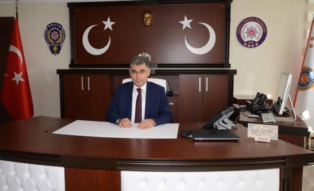 Polis rəisi dəhşətli avtomobil qəzasına düşdü: həyat yoldaşı və uşaqları... - FOTO