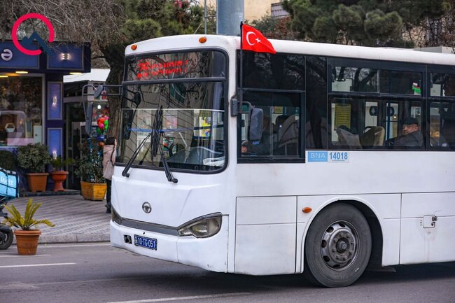 Bakıda avtobuslara Türkiyə bayraqları vuruldu - FOTOLAR