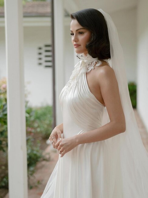 Selena Qomez toyunda 3 gəlinlik geyinib - Fotolar