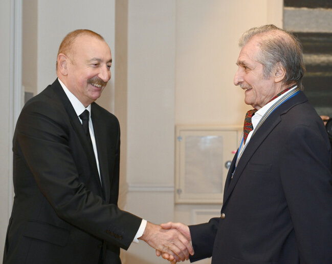 Prezident ailəsi ilə sərgidə - Fotolar