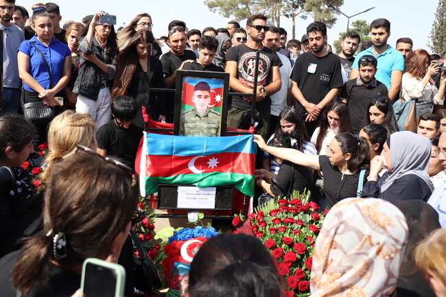 Uşaq evində, kimsəsiz böyüyən şəhidimizi xalqımız son mənzilə BELƏ YOLA SALDI - FOTO