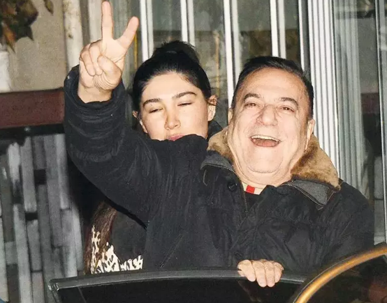 Mehmet Ali Erbilin özündən 40 yaş balaca yeni eşqi: Görün kim çıxdı!