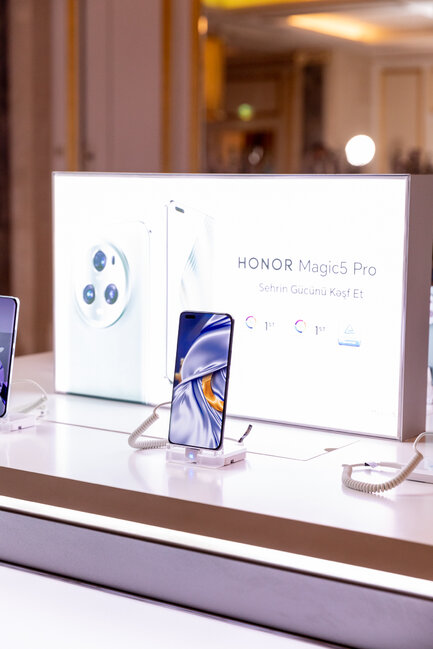 HONOR yeni Magic5 Pro smartfonunu Azərbaycanda təqdim edir