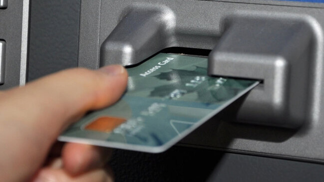 Gözünün qarşısında 2000 manat pulunu oğurladırlar - DETALLAR