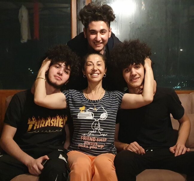 Əsgərlikdə olan oğlunun fotosunu paylaşdı, qarğış yazdılar