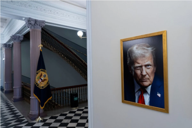Donald Trampın yeni rəsmi portreti təqdim olundu