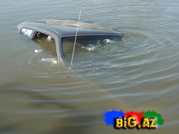 Avtomobil su kanalına düşdü,sürücü boğuldu