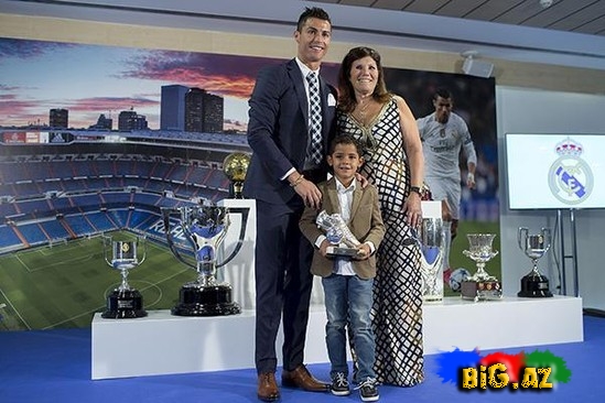 Ronaldo anası və oğlu ilə- FOTO