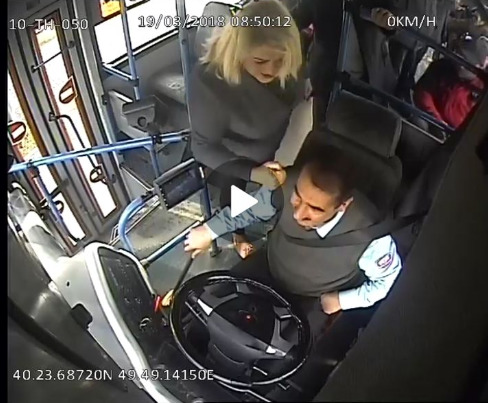 Qadın sərnişin avtobusda sürücünü yumruqladı - Bakıda