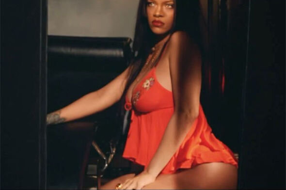 Rihanna ana olandan sonra ilk dəfə kamera qarşısına keçdi - FOTO