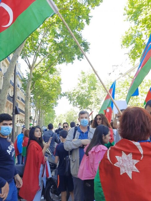 Azərbaycanlılar Ermənistanın Parisdəki səfirliyinin qarşısında ...