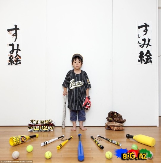 Uşaqları oyuncaqları ilə çəkən fotoqraf - Fotolar