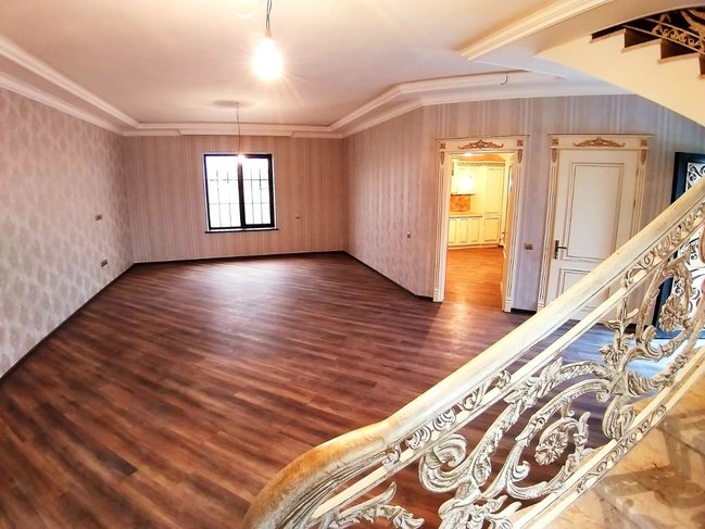 Mərdəkan qəsəbəsində modern üslubla tikilmiş villa satılır!