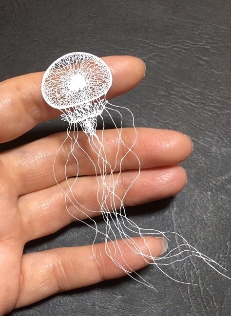 Skalpellə kağız üzərində cızdığı əsərlər görənləri heyran edir - FOTO