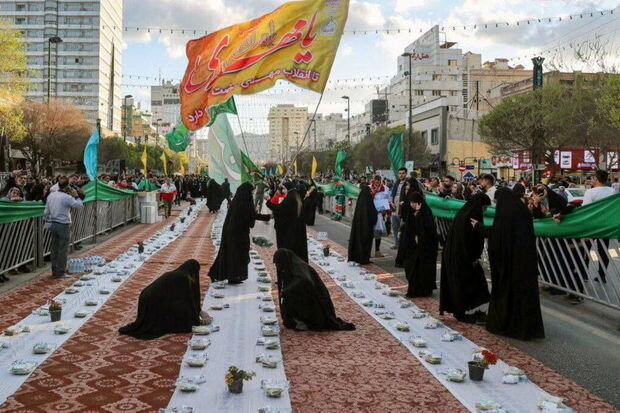 İranda altı kilometrlik iftar süfrəsi açılıb - FOTO