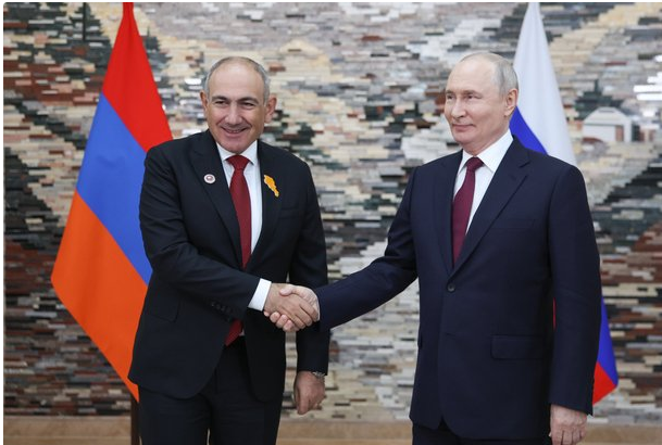 Putinlə Paşinyan arasında qısa görüş: Diqqətçəkən görüntülər yayıldı