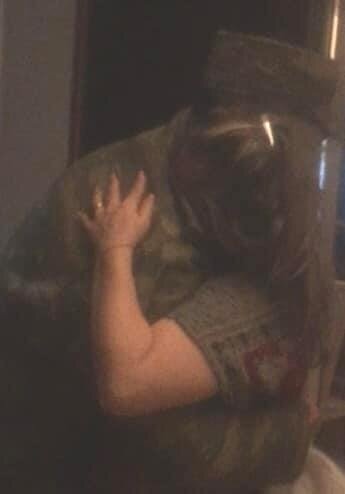 Aparıcımız Vətən müharibəsinə gedən ərinə QOVUŞDU - FOTO