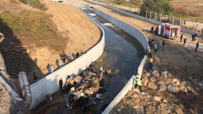 Dəhşətli YOL QƏZASI: avtomobil kanala düşdü, 19 ölü, 26 yaralı - VİDEO