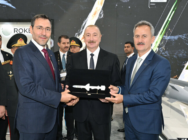 İlham Əliyev xanımı ilə sərgidə - Video - Fotolar