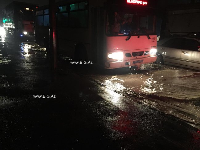 Bakıya yağan yağış nəqliyyatı İFLİC ETDİ - FOTOLAR