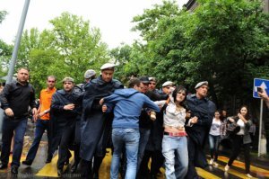 Ermənistanda polis jurnalistləri döyür, təhqir edir: Söz azadlığı dəyənək altında