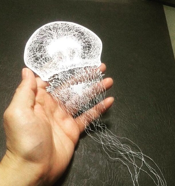 Skalpellə kağız üzərində cızdığı əsərlər görənləri heyran edir - FOTO