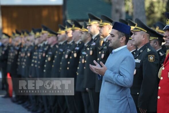 Müdafiə Nazirliyinin zabit heyəti Zəfər Günü ilə bağlı İkinci Şəhidlər xiyabanını ziyarət edib