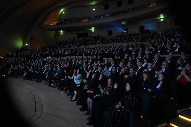 Arzu Əliyeva və Alyona Əliyeva "44" bədii filminin premyerasında iştirak ediblər