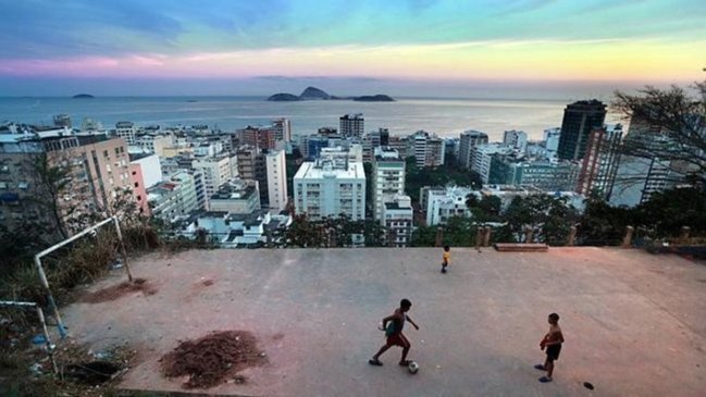 Dünyanın ən qeyri-adi futbol meydançaları - FOTOLAR