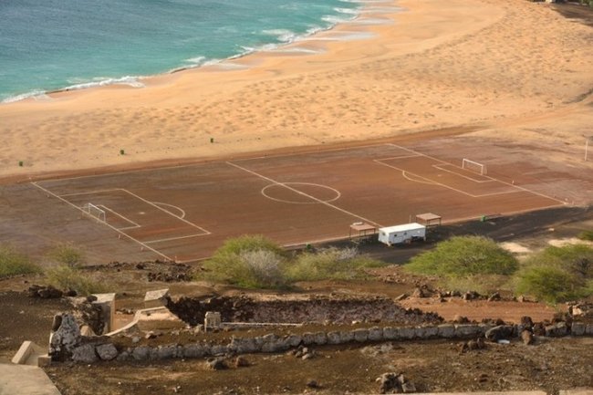 Dünyanın ən qeyri-adi futbol meydançaları - FOTOLAR