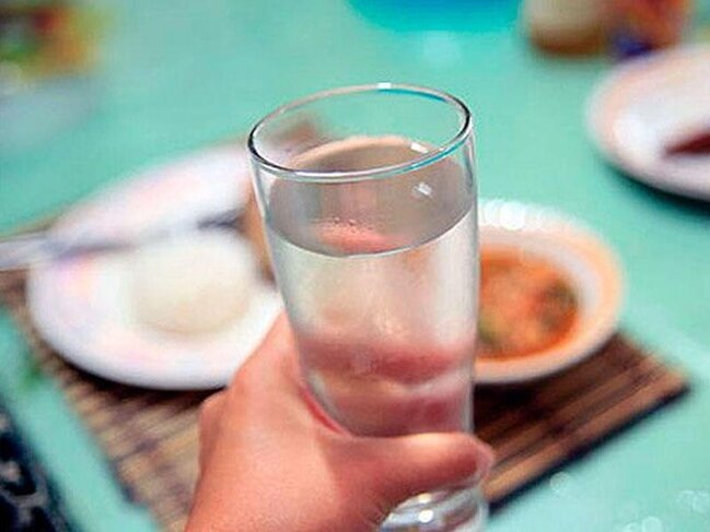 Yemək yedikdə su içmək xeyirdir yoxsa ziyan?