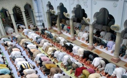 Bu gün Ramazan bayramıdır...məscidlərdə namaz qılındı