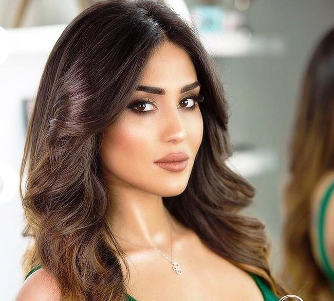 Pərvin dərin sinə dekoltesi ilə DİQQƏT ÇƏKDİ - FOTOLAR