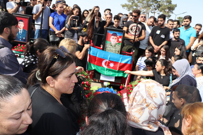 Uşaq evində, kimsəsiz böyüyən şəhidimizi xalqımız son mənzilə BELƏ YOLA SALDI - FOTO