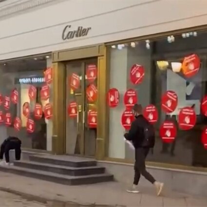 Brendlərin mağazalarına "Давай, до свидания" yazısı yapışdırdılar -FOTO