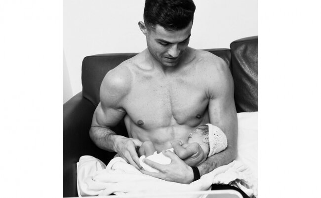Ronaldo yeni doğulan qızı ilə - Foto