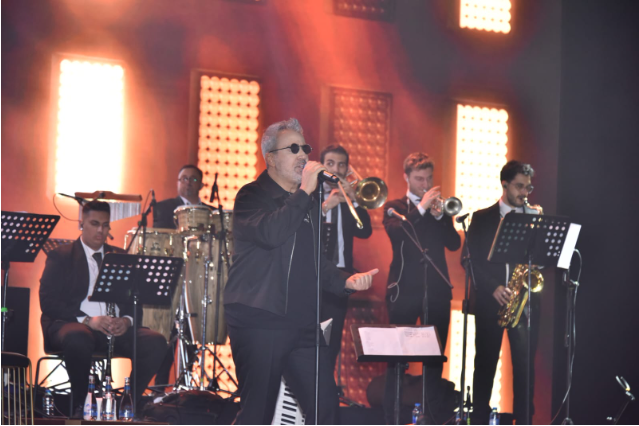 Türkiyənin məşhur müğənnisi Emrah Bakıda konsert verib