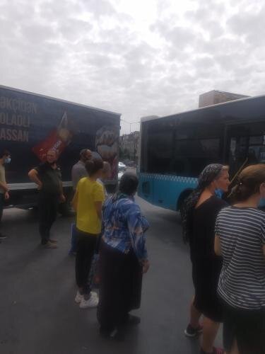 Avtobusla yük maşını qəza törətdi: Avtobusun şüşələri sərnişinlərin üstünə töküldü - FOTOLAR