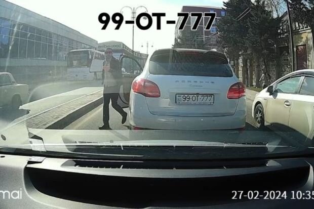 Porsche" sürücüsü qoçuluq edib yolu kəsdi - VİDEO