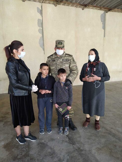 Hərbçilər əlillərə və müharibə veteranlarına baş çəkiblər