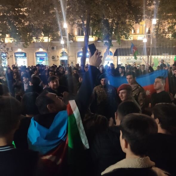 Paytaxt sakinlərinin Zəfər Günü sevinci – FOTO