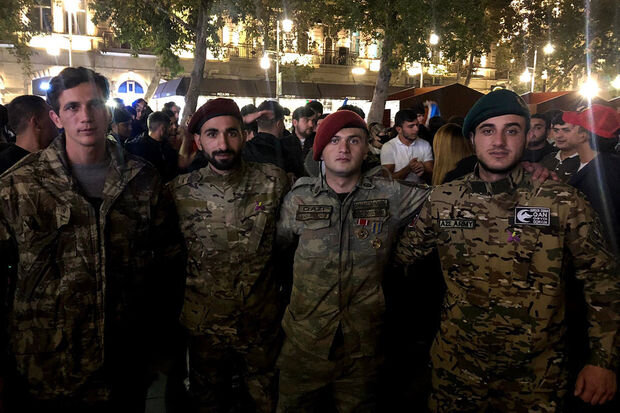 Paytaxt sakinlərinin Zəfər Günü sevinci – FOTO