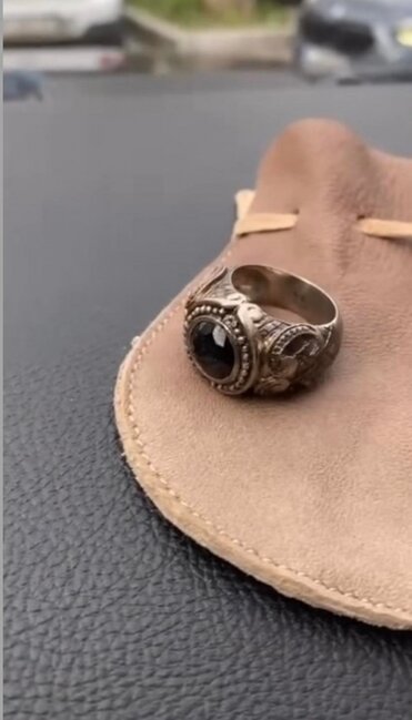 "Kaybolan yıllar"dakı üzüyünü zərərçəkənlər üçün satdı - Foto