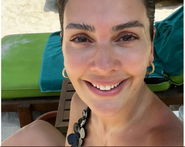 Bergüzar Korel görünüşü ilə göz qamaşdırdı