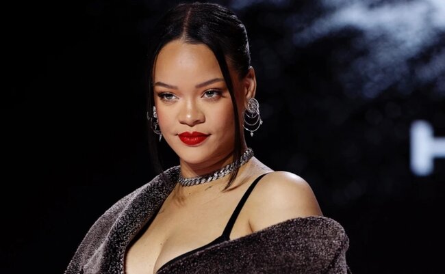 Rihanna bunu bacaran ilk qadın müğənni oldu