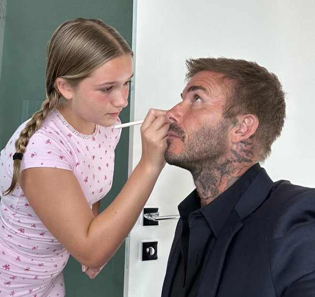 12 yaşlı qızı Bekhemə makiyaj etdi - Foto